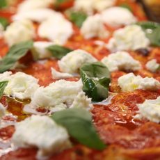 margherita con bufala e pachino