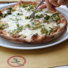 pizza broccolona broccoli e salsiccia