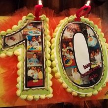 festa 10anni. torta a forma con foto compleanni precedenti