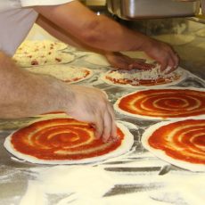 preparazione delle pizze